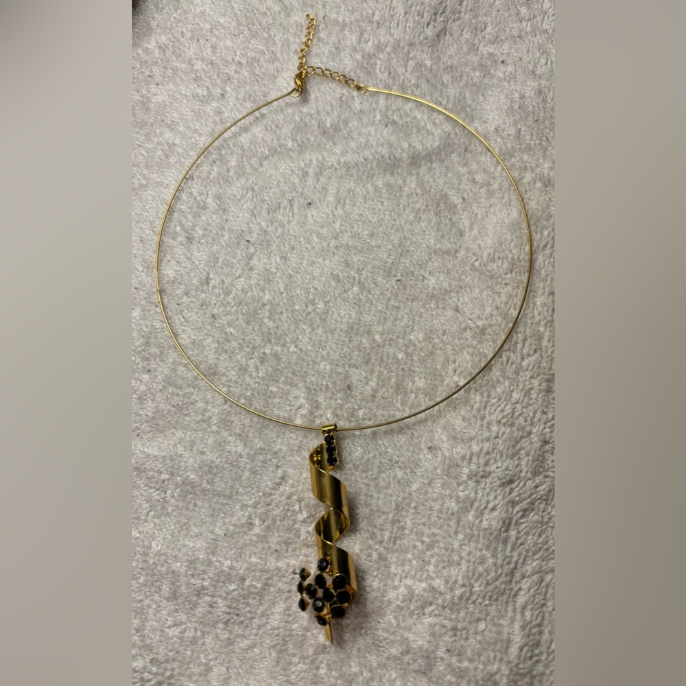 Gold tone, choker style necklace with ribbon swirl & black stone pendant